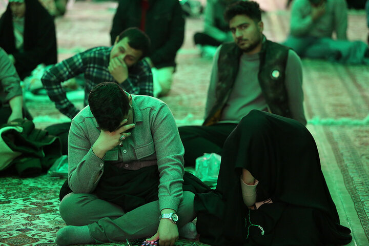 مناجات شبانه زائران حرم بانوی کرامت در «شب‌های بندگی»