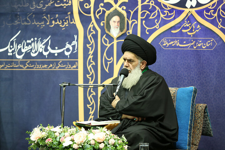 مناجات شبانه زائران حرم بانوی کرامت در «شب‌های بندگی»