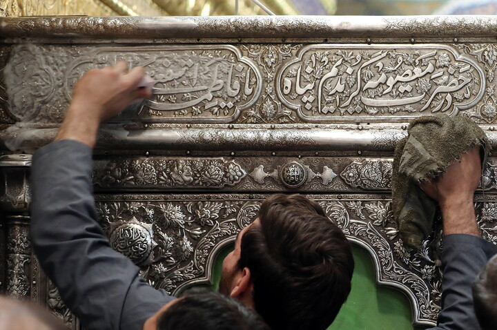 تصاویر/ تنظیف  ضریح مطهر حرم بانوی کرامت در آستانه ماه مهمانی خدا