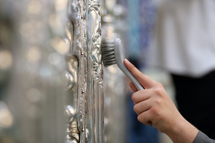 تصاویر/ تنظیف  ضریح مطهر حرم بانوی کرامت در آستانه ماه مهمانی خدا