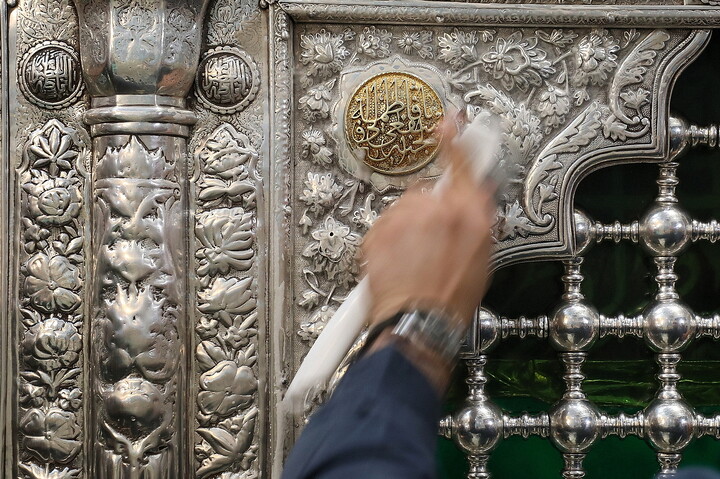 تصاویر/ تنظیف  ضریح مطهر حرم بانوی کرامت در آستانه ماه مهمانی خدا