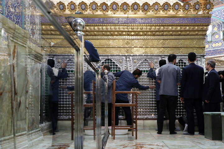 تصاویر/ تنظیف  ضریح مطهر حرم بانوی کرامت در آستانه ماه مهمانی خدا