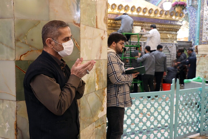 تصاویر/ تنظیف  ضریح مطهر حرم بانوی کرامت در آستانه ماه مهمانی خدا