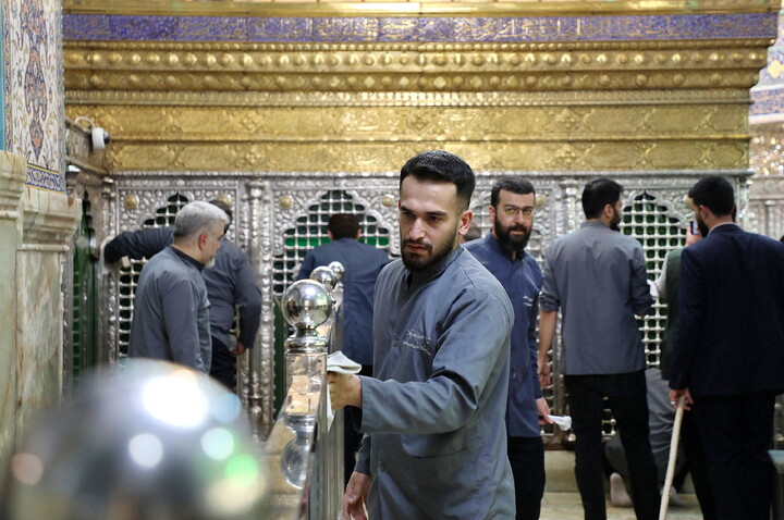 تصاویر/ تنظیف  ضریح مطهر حرم بانوی کرامت در آستانه ماه مهمانی خدا