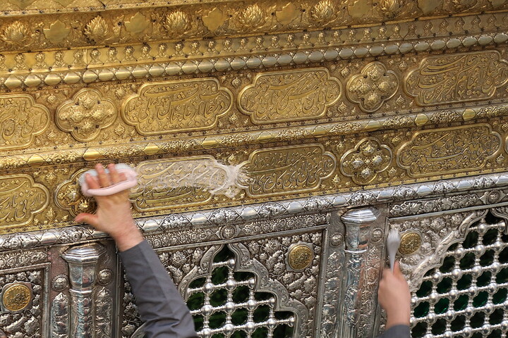 تصاویر/ تنظیف  ضریح مطهر حرم بانوی کرامت در آستانه ماه مهمانی خدا