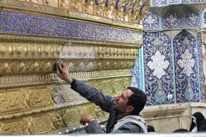 تصاویر/ تنظیف  ضریح مطهر حرم بانوی کرامت در آستانه ماه مهمانی خدا