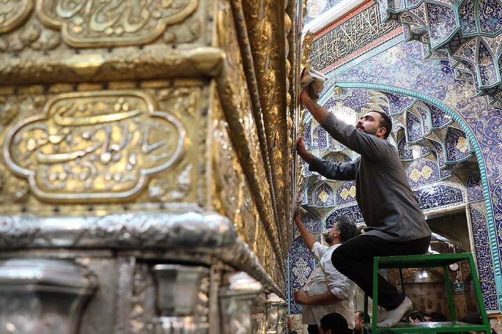 تصاویر/ تنظیف  ضریح مطهر حرم بانوی کرامت در آستانه ماه مهمانی خدا