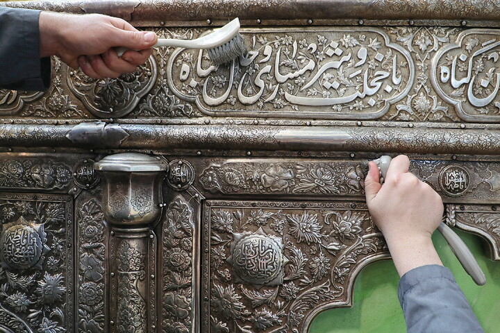 تصاویر/ تنظیف  ضریح مطهر حرم بانوی کرامت در آستانه ماه مهمانی خدا