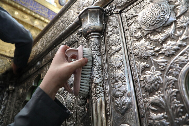 تصاویر/ تنظیف  ضریح مطهر حرم بانوی کرامت در آستانه ماه مهمانی خدا