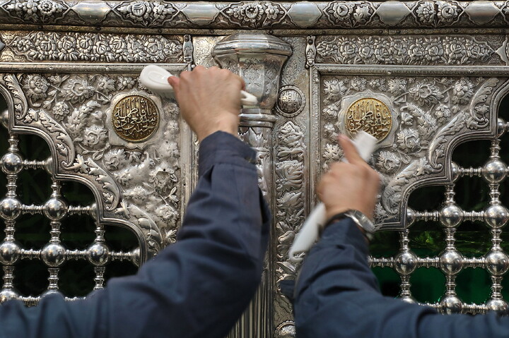 تصاویر/ تنظیف  ضریح مطهر حرم بانوی کرامت در آستانه ماه مهمانی خدا