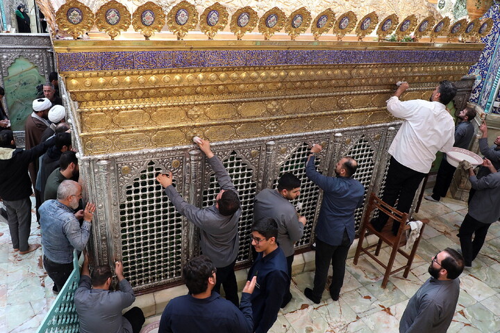 تصاویر/ تنظیف  ضریح مطهر حرم بانوی کرامت در آستانه ماه مهمانی خدا