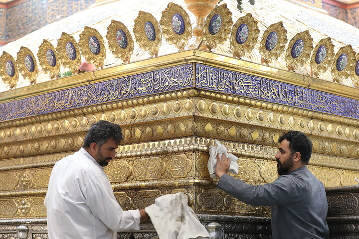 تصاویر/ تنظیف  ضریح مطهر حرم بانوی کرامت در آستانه ماه مهمانی خدا