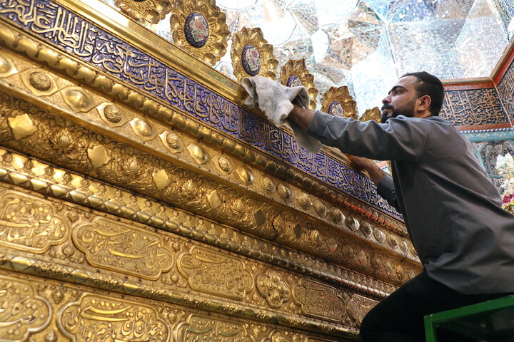 تصاویر/ تنظیف  ضریح مطهر حرم بانوی کرامت در آستانه ماه مهمانی خدا