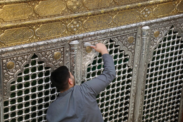 تصاویر/ تنظیف  ضریح مطهر حرم بانوی کرامت در آستانه ماه مهمانی خدا