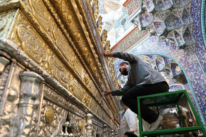 تصاویر/ تنظیف  ضریح مطهر حرم بانوی کرامت در آستانه ماه مهمانی خدا