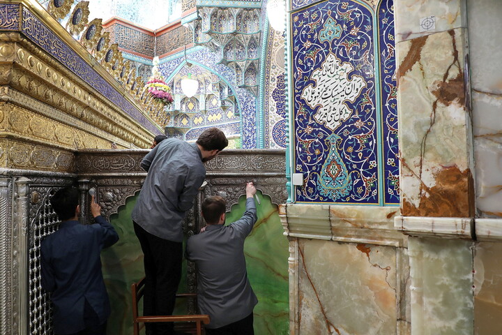 تصاویر/ تنظیف  ضریح مطهر حرم بانوی کرامت در آستانه ماه مهمانی خدا