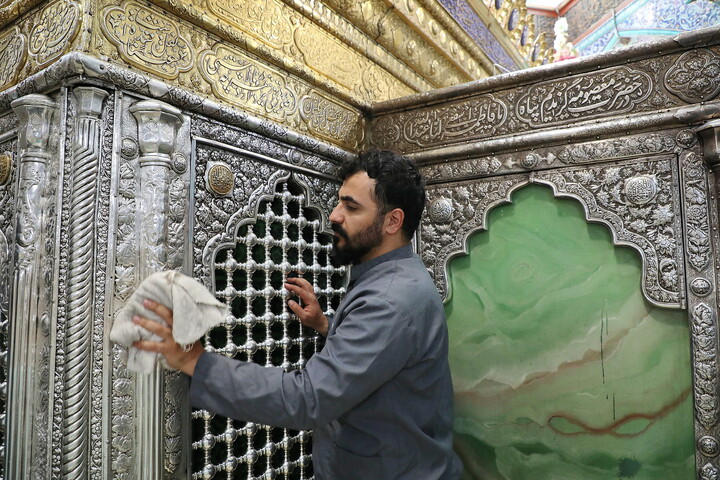 تصاویر/ تنظیف  ضریح مطهر حرم بانوی کرامت در آستانه ماه مهمانی خدا