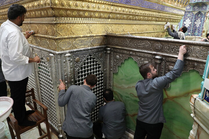 تصاویر/ تنظیف  ضریح مطهر حرم بانوی کرامت در آستانه ماه مهمانی خدا