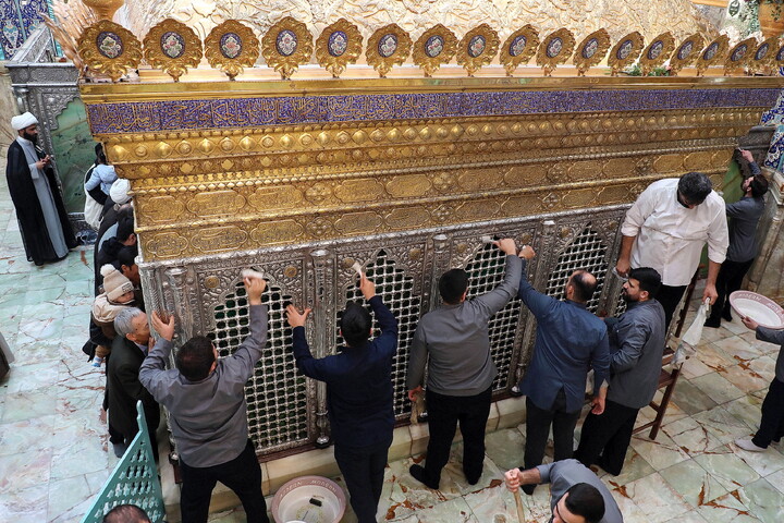 تصاویر/ تنظیف  ضریح مطهر حرم بانوی کرامت در آستانه ماه مهمانی خدا