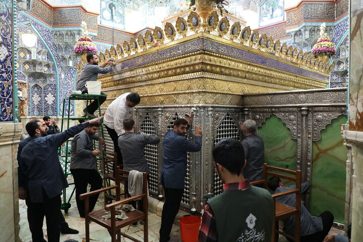 تصاویر/ تنظیف  ضریح مطهر حرم بانوی کرامت در آستانه ماه مهمانی خدا