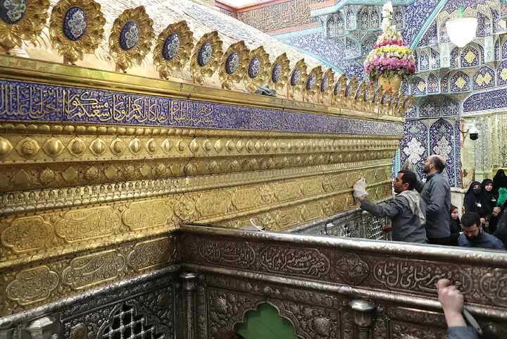 تصاویر/ تنظیف  ضریح مطهر حرم بانوی کرامت در آستانه ماه مهمانی خدا