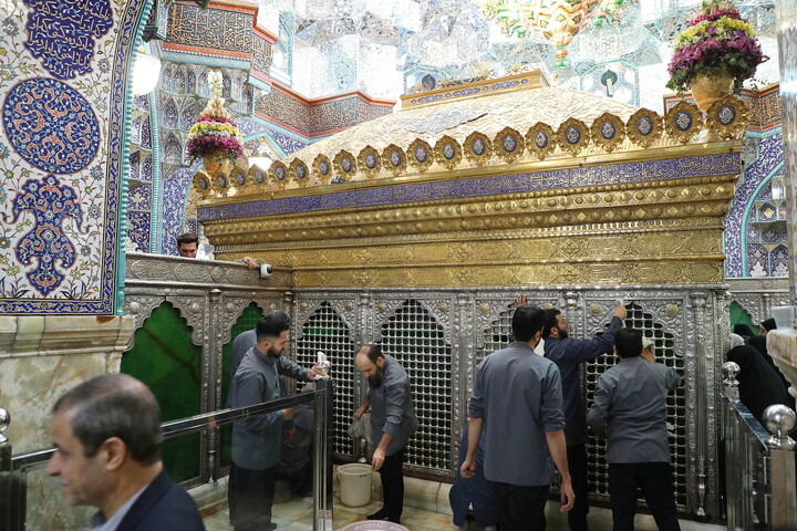 تصاویر/ تنظیف  ضریح مطهر حرم بانوی کرامت در آستانه ماه مهمانی خدا