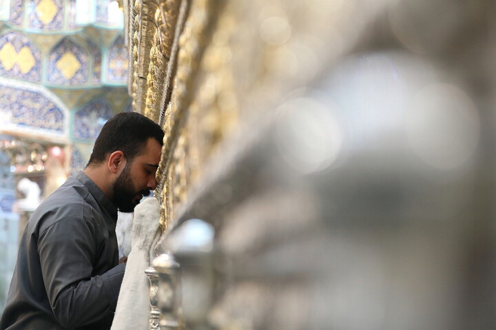 تصاویر/ تنظیف  ضریح مطهر حرم بانوی کرامت در آستانه ماه مهمانی خدا