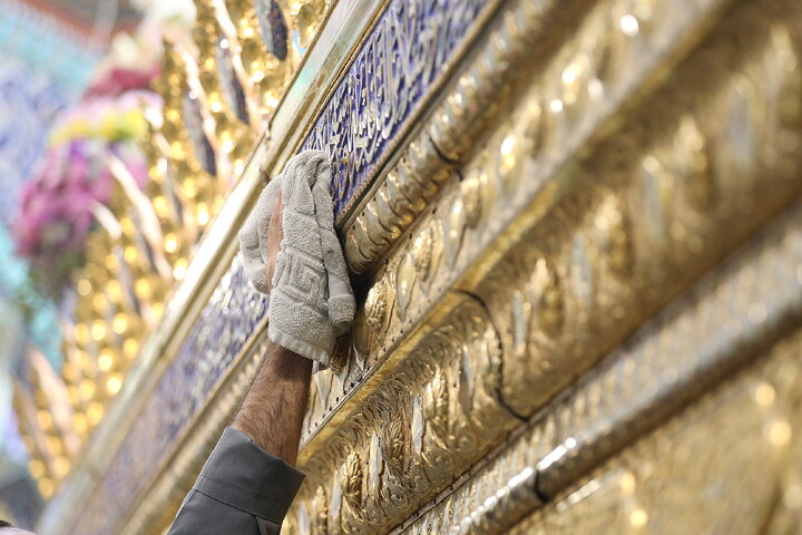 تصاویر/ تنظیف  ضریح مطهر حرم بانوی کرامت در آستانه ماه مهمانی خدا