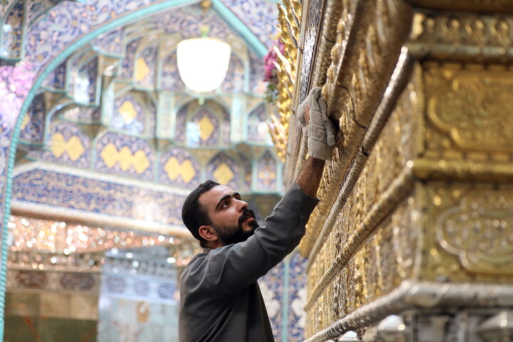 تصاویر/ تنظیف  ضریح مطهر حرم بانوی کرامت در آستانه ماه مهمانی خدا