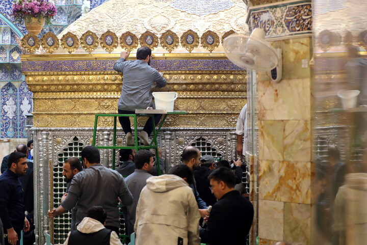 تصاویر/ تنظیف  ضریح مطهر حرم بانوی کرامت در آستانه ماه مهمانی خدا