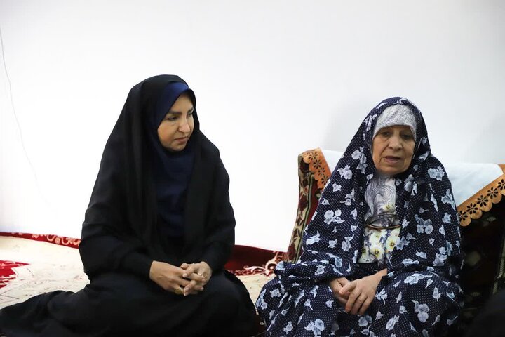 تصاویر/دیدار مشاور وزیر و رئیس مرکز امور زنان و خانواده وزارت کشور با مادر شهید سجاد یعقوبی
