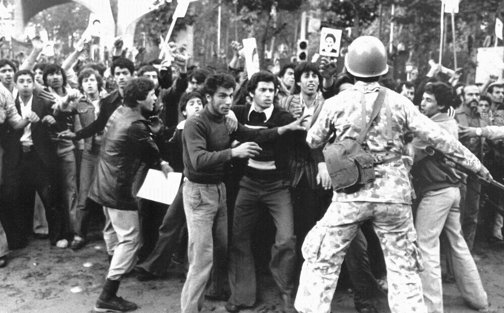 آیا انقلابیون ۱۳۵۷ اموال عمومی را تخریب کردند؟