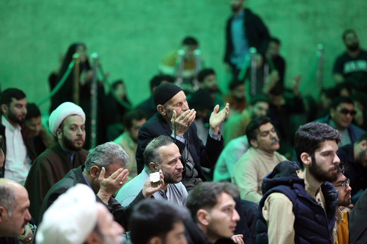 مناجات شبانه زائران حرم بانوی کرامت در «شب‌های بندگی»