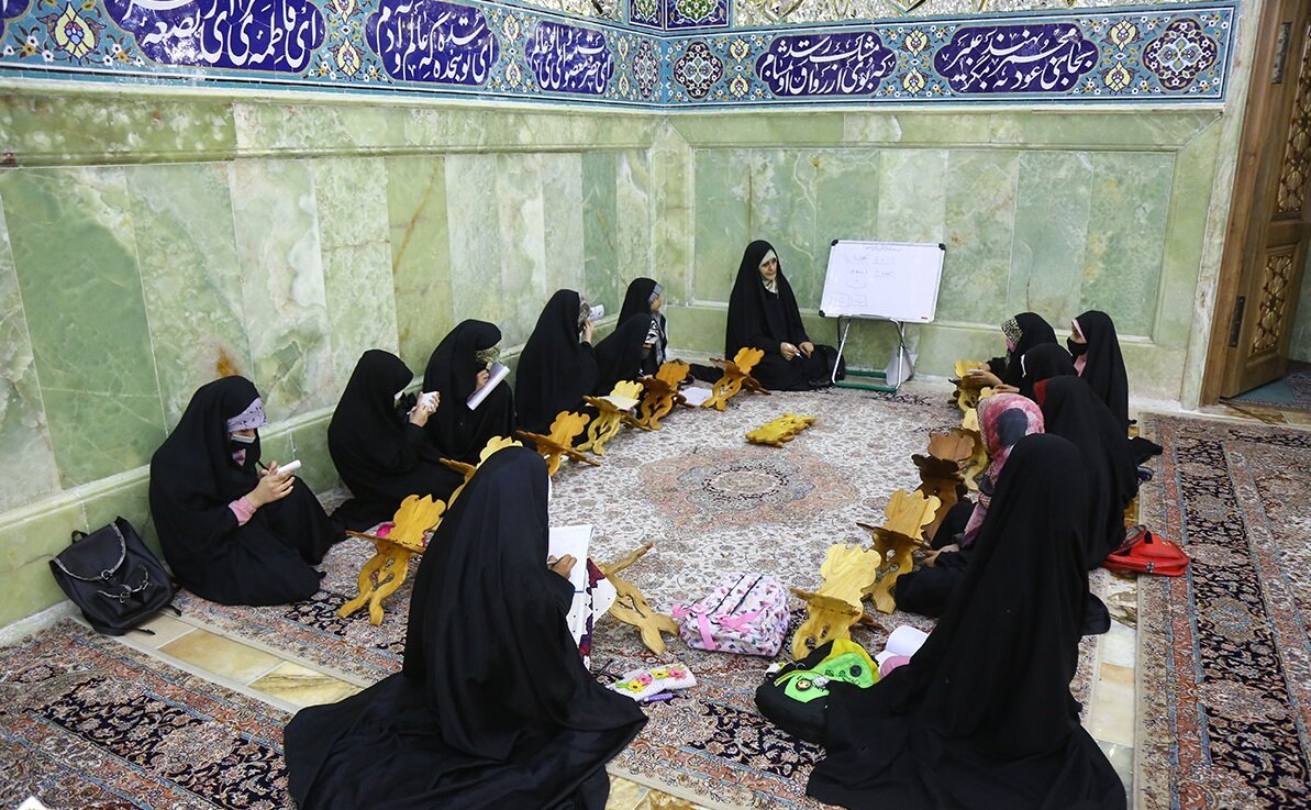 برپایی محفل قرآنی ویژه بانوان عرب‌زبان و اردو زبان در ماه مبارک رمضان