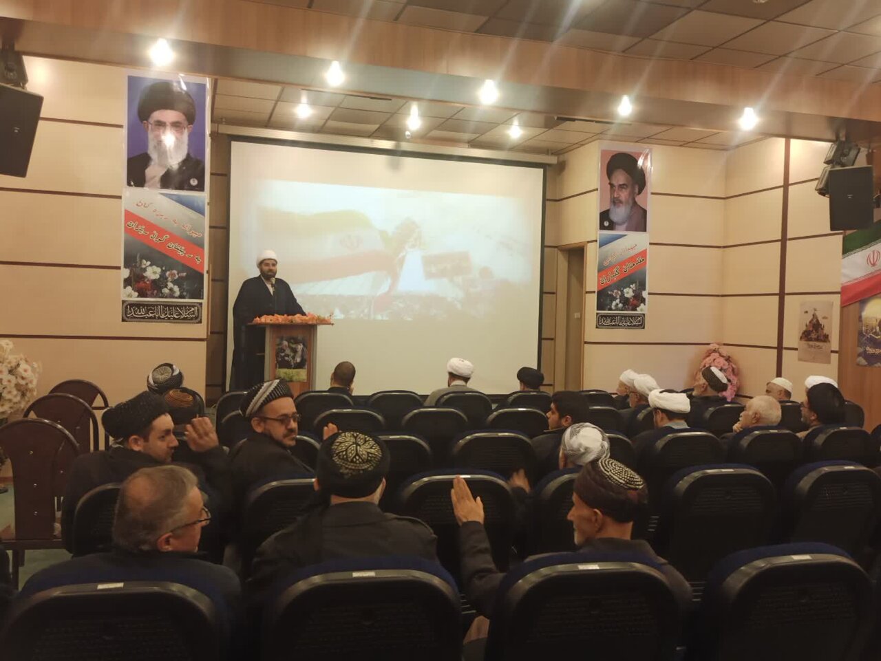 نشست سفیران زندگی با آیه‌ها در کامیاران برگزار شد