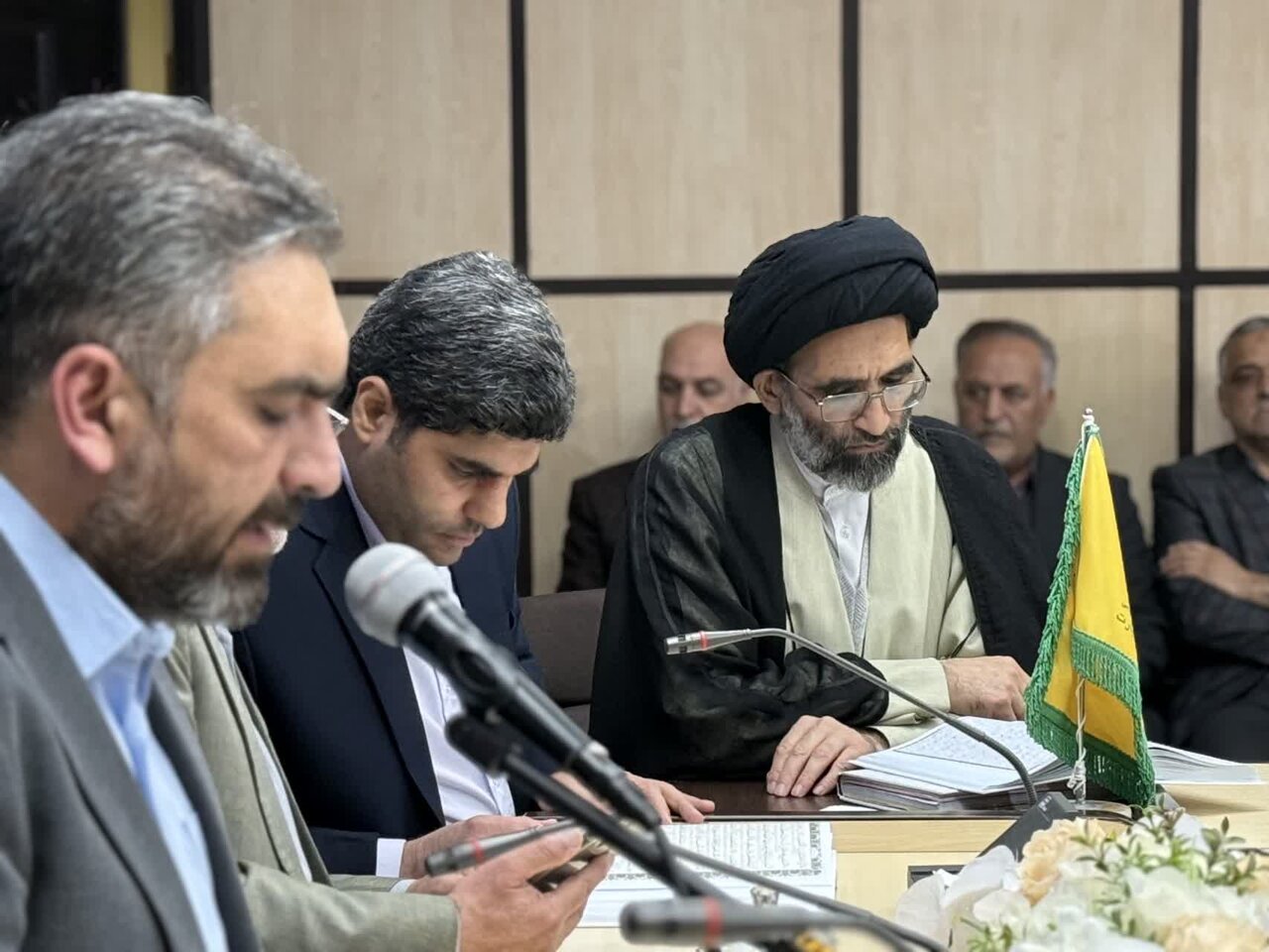 کارگزاران نظام اسلامی خود را در محضر امام زمان بدانند