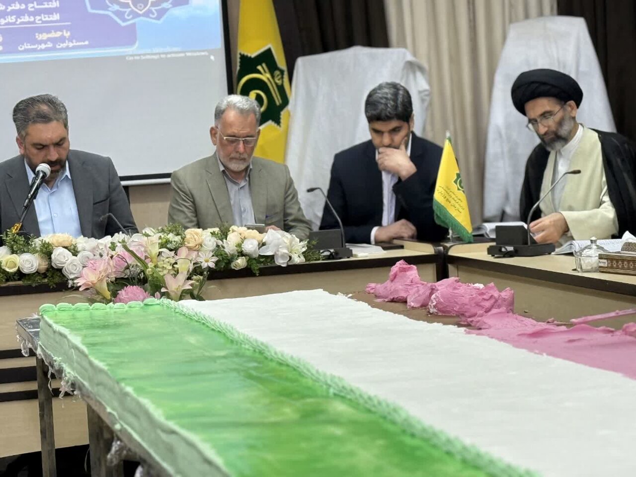 همه عالم جلوه خدا است و مظاهر الهی را انعکاس می‌دهد