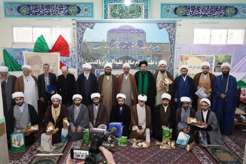 آیین سنتی تلبس جمعی از طلاب مدرسه علمیه امام صادق(ع) پاکدشت برگزار شد