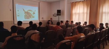 برگزاری نشست جهاد تبیین با محوریت روش‌های اثرگذاری بر نوجوانان و جوانان در فامنین+عکس