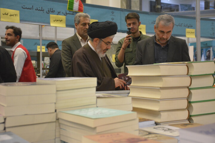 تصاویر/ بازدید نماینده ولی فقیه در آذربایجان غربی از هفدهمین نمایشگاه سراسری کتاب استان