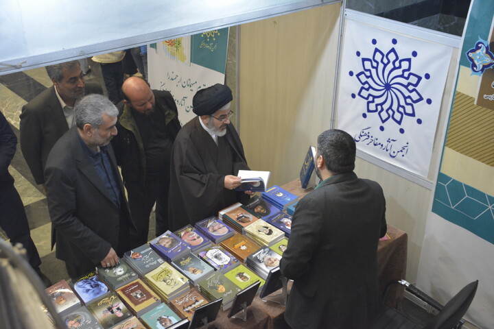 تصاویر/ بازدید نماینده ولی فقیه در آذربایجان غربی از هفدهمین نمایشگاه سراسری کتاب استان