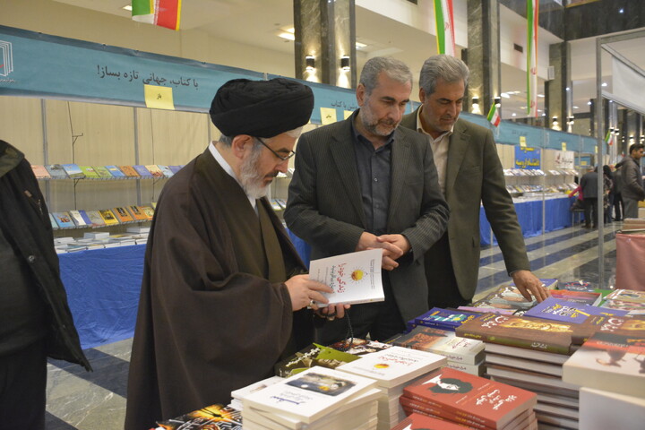 تصاویر/ بازدید نماینده ولی فقیه در آذربایجان غربی از هفدهمین نمایشگاه سراسری کتاب استان