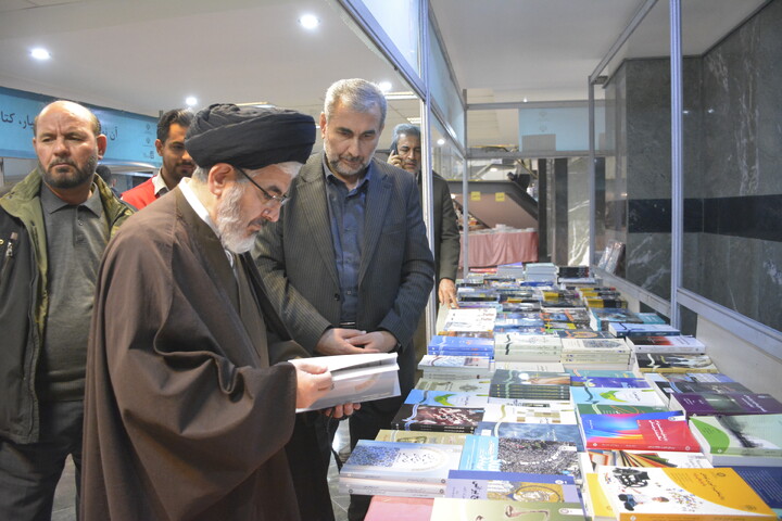 تصاویر/ بازدید نماینده ولی فقیه در آذربایجان غربی از هفدهمین نمایشگاه سراسری کتاب استان