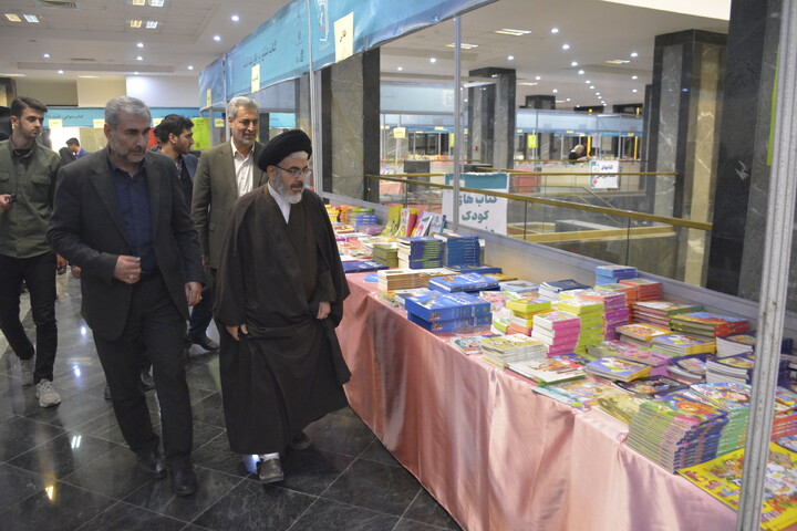 تصاویر/ بازدید نماینده ولی فقیه در آذربایجان غربی از هفدهمین نمایشگاه سراسری کتاب استان