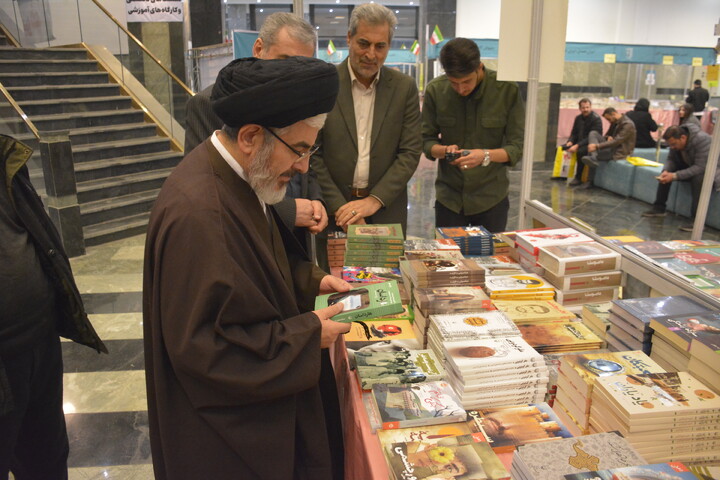 تصاویر/ بازدید نماینده ولی فقیه در آذربایجان غربی از هفدهمین نمایشگاه سراسری کتاب استان