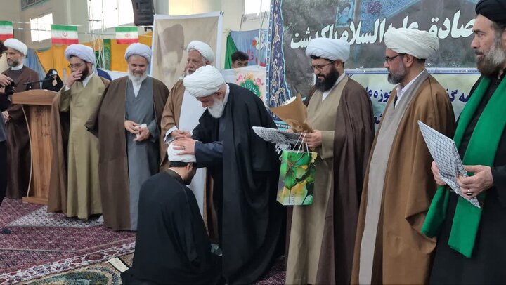 تصاویر / آیین تلبس جمعی از طلاب مدرسه علمیه در پاکدشت برگزار شد