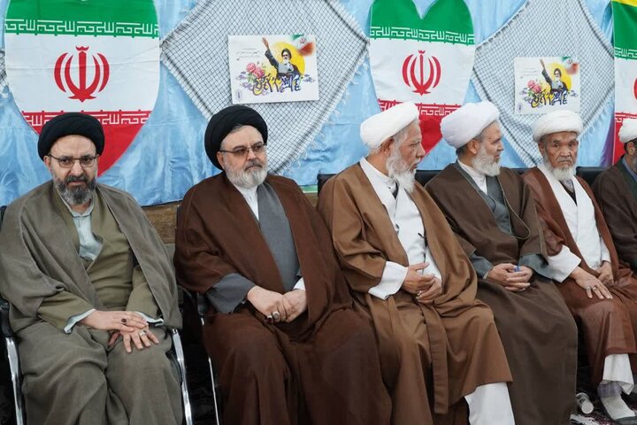 تصاویر / آیین تلبس جمعی از طلاب مدرسه علمیه در پاکدشت برگزار شد