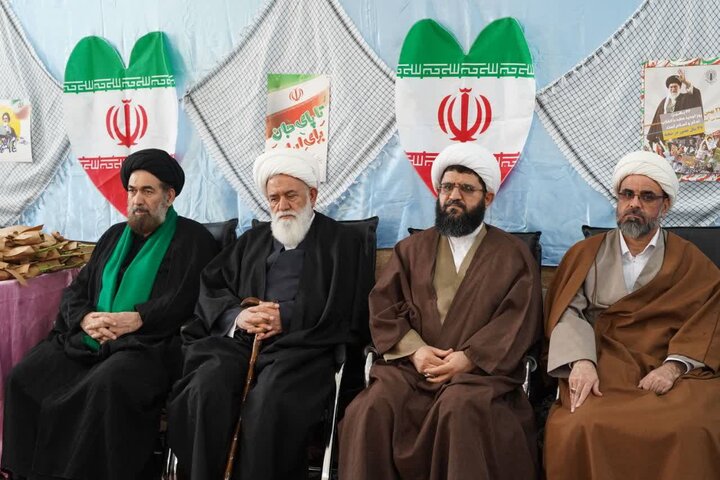 تصاویر / آیین تلبس جمعی از طلاب مدرسه علمیه در پاکدشت برگزار شد