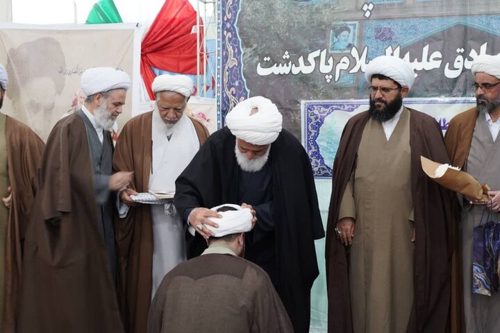 تصاویر / آیین تلبس جمعی از طلاب مدرسه علمیه در پاکدشت برگزار شد