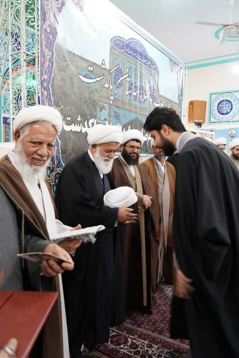 تصاویر / آیین تلبس جمعی از طلاب مدرسه علمیه در پاکدشت برگزار شد